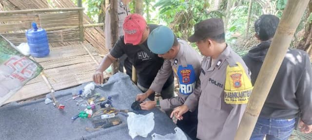 digerebek_polisi_dan_warga_barak_narkoba_di_sei_bingai_langkat_dibongkar