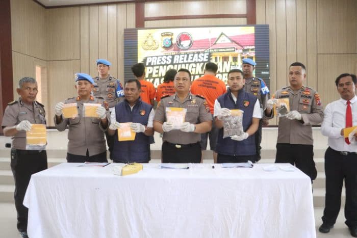 jaringan_narkoba_terkoneksi_ke_aceh_dibekuk_polres_simalungun_245_gram_sabu_disita