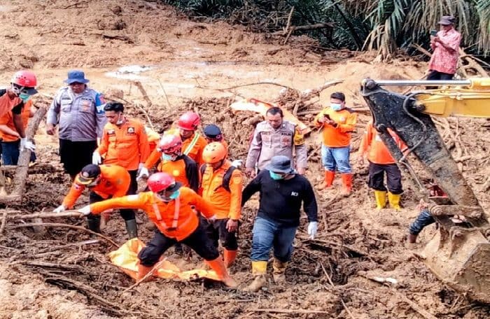 korban_longsor_di_batangtoru_ditemukan_ibu_dan_anak_tewas_tertimbun_material