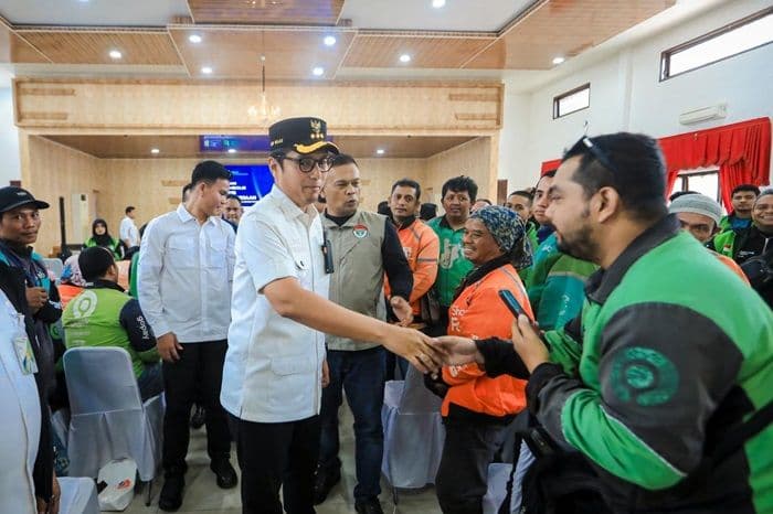 rico_waas_serahkan_bpjs_ketenagakerjaan_ke_ribuan_driver_ojol_di_medan_santunan_rp232_juta_disalurkan