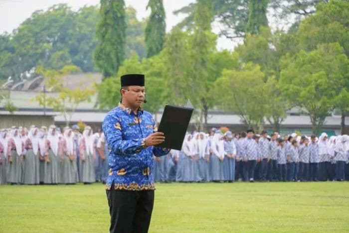 wabup_batu_bara_marah_asn_kabur_saat_gerimis_di_upacara_harkitnas_2026
