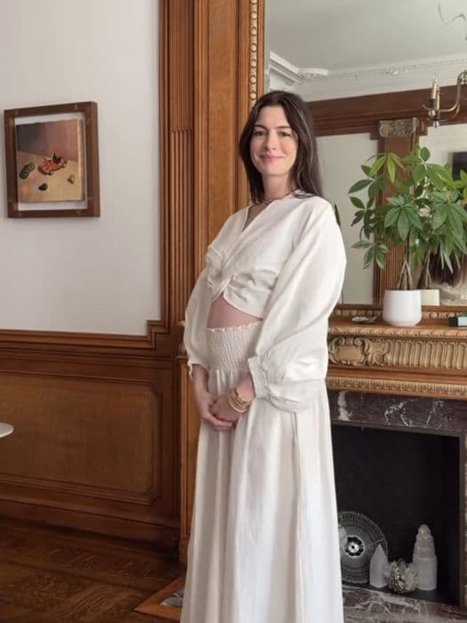 anne_hathaway_umumkan_kehamilan_anak_ketiga_di_usia_43