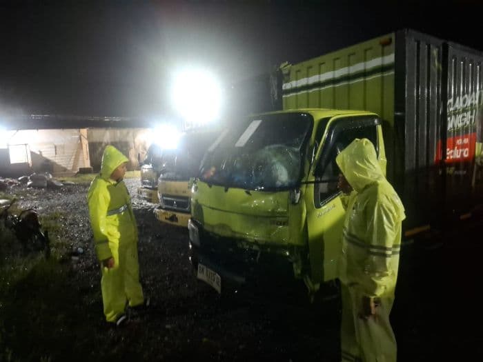 dua_pengendara_motor_tewas_ditabrak_mobil_box_di_lumbanjulu_toba