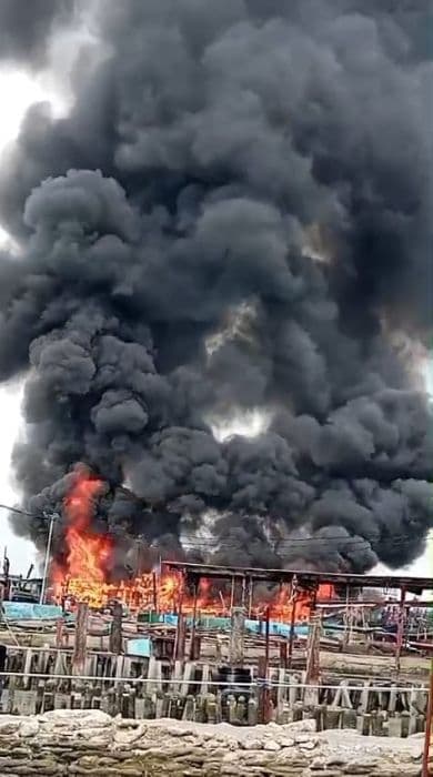 kebakaran_hebat_di_pelabuhan_perikanan_belawan_satu_boat_penangkap_ikan_hangus_terbakar
