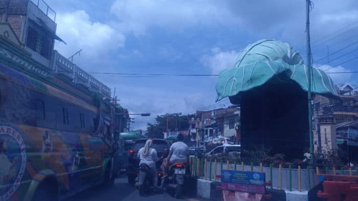 libur_akhir_pekan_kemacetan_parah_warnai_jalur_berastagikabanjahe_wisatawan_soroti_minimnya_pengaturan_lalu_lintas