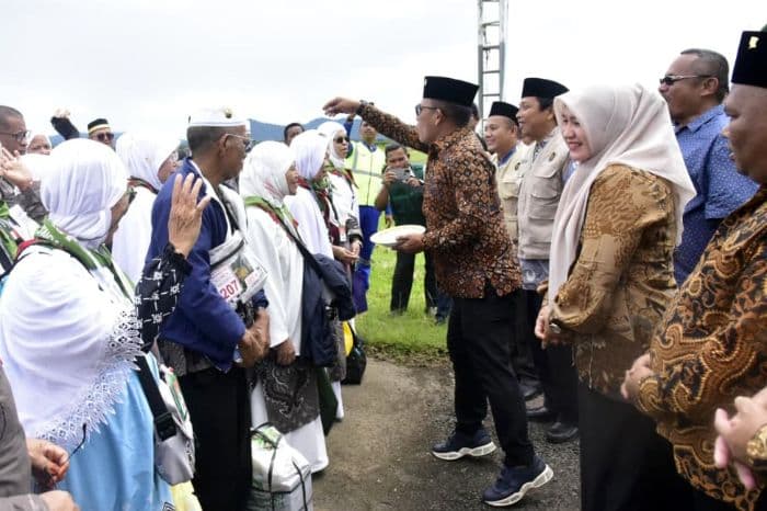 masinton_pasaribu_tegaskan_pemkab_tapteng_tanggung_penuh_transportasi_jamaah_haji_2026