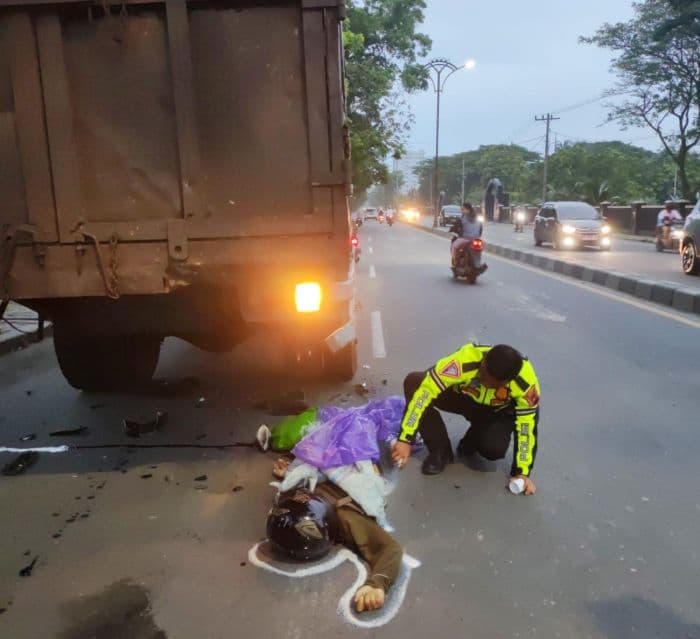 tabrak_belakang_truk_fuso_mogok_di_jalan_gatot_subroto_medan_pengendara_motor_tewas
