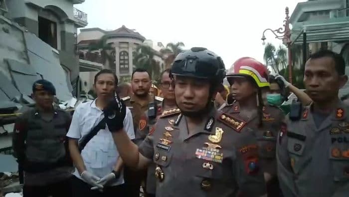 empat_orang_masih_tertimbun_reruntuhan_di_komplek_grand_polonia_tim_turunkan_alat_berat