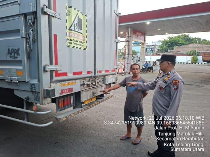 parkir_di_spbu_simpang_kampung_keling_ban_serep_truk_raib
