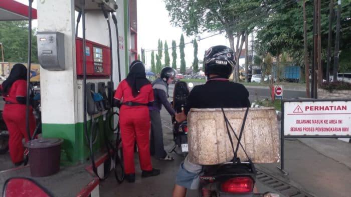 pengisian_bbm_mulai_normal_di_spbu_medan_mobil_dan_truk_masih_antre_wajar_