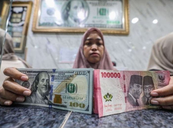 rupiah_nyaris_tembus_rp18000_per_dolar_as_konflik_timur_tengah_tekan_pasar_keuangan