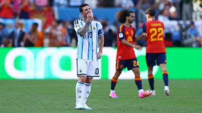 spanyol_vs_argentina_messi_tak_berdaya_dibungkam_pemain_la_furia_roja