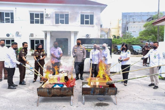 kejari_labuhanbatu_musnahkan_barang_bukti_narkoba_kosmetik_ilegal_hingga_senjata_api