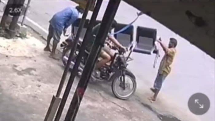 kursi_toko_di_jalan_merbau_hilang_digondol_kawanan_becak_hantu