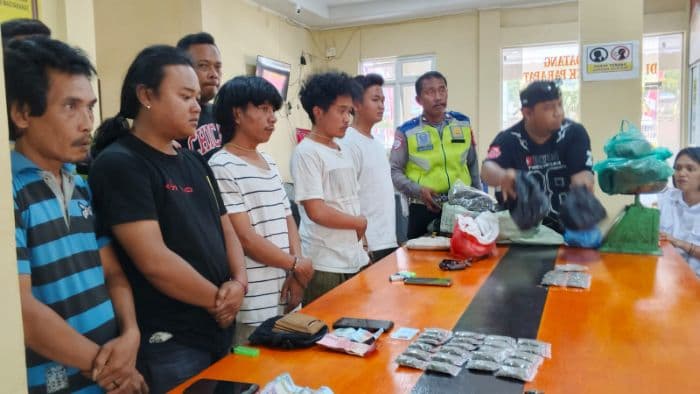 polisi_sita_27_kg_ganja_dari_lima_pria_di_parapat_dan_ajibata