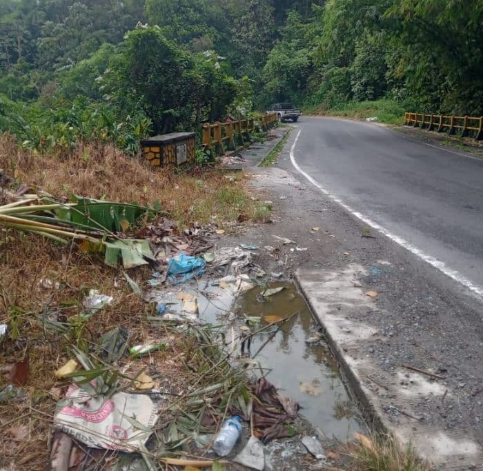 sampah_berserakan_di_jembatan_bah_kuo_simalungun_warga_keluhkan_fasilitas_tps
