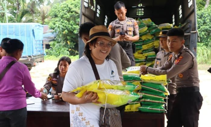 warga_sibabangun_antusias_serbu_beras_murah_di_gpm_polres_tapteng_