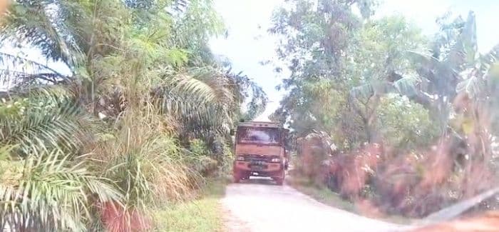 angkut_pasir_galian_c_lewat_tanggul_sungai_aktivitas_di_batu_bara_diduga_langgar_uu_llaj