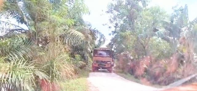 angkut_pasir_galian_c_lewat_tanggul_sungai_aktivitas_di_batu_bara_diduga_langgar_uu_llaj