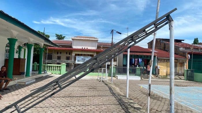 rumah_rusak_akibat_puting_beliung_di_medan_bertambah_dua_rumah_ibadah_terdampak