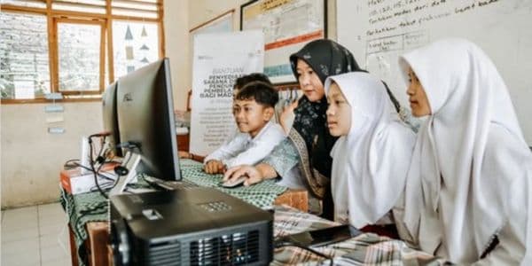 kemkomdigi_dukung_pendidikan_dengan_program_layar_digital_pintar_