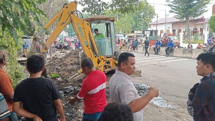 kepala_smpn_3_binjai_keluhkan_banjir_dlh_turunkan_personel_bersihkan_goronggorong
