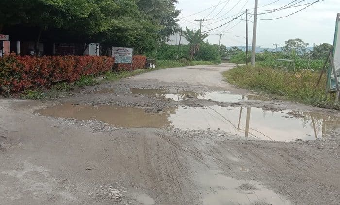 warga_harapkan_pembangunan_jalan_ke_wisata_pasir_putih_parparean