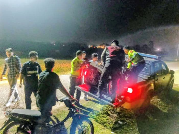 diduga_hendak_balap_liar_di_exit_tol_lima_puluh_tujuh_remaja_dan_motornya_diamankan