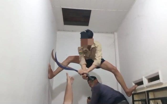 panik_digerebek_polisi_pelajar_di_kisaran_sembunyikan_celurit_dan_samurai_di_plafon_rumah_