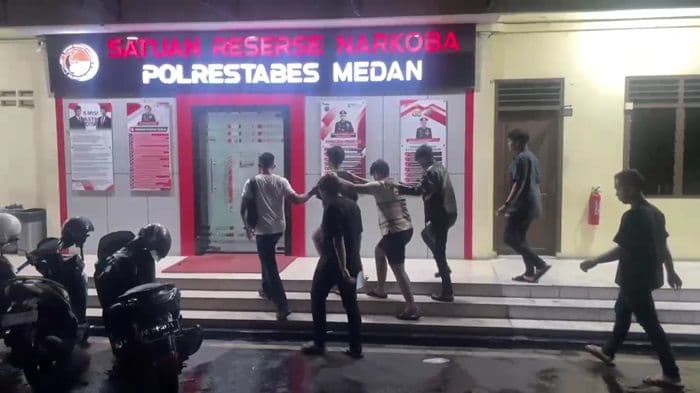 saat_kumpul_tengah_malam_3_anggota_geng_motor_di_medan_ditangkap_bawa_ganja_1_ons_