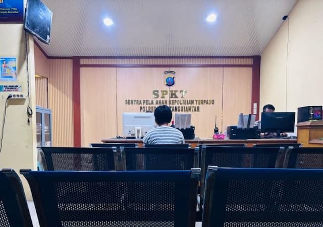 cekcok_usai_senggolan_wanita_mengamuk_dan_rusak_kendaraan_di_pematangsiantar