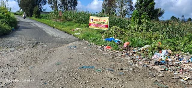 dlh_dairi_pasang_spanduk_imbauan_untuk_cegah_pembuangan_sampah_liar