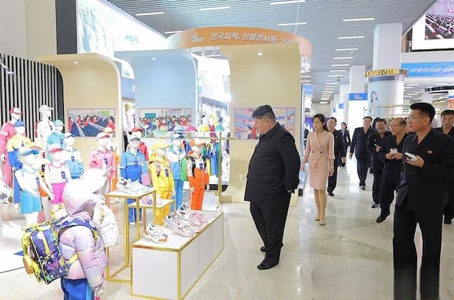 gandeng_istri_dan_putri_kim_jongun_pamerkan_capaian_industri_ringan_korea_utara_
