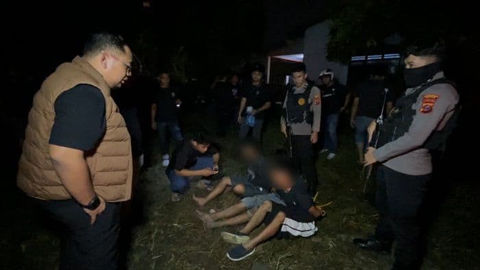 gerebek_sarang_narkoba_jermal_xii_3_pengguna_ditangkap_2_barak_dibakar_