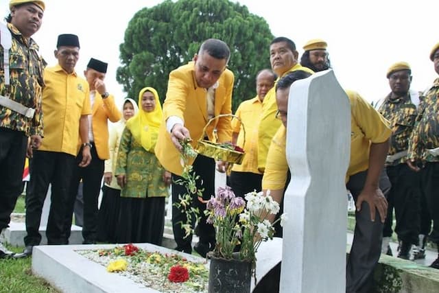 hut_ke62_golkar_sumut_ziarah_ke_makam_pahlawan_hormati_perjuangan_perkuat_soliditas_