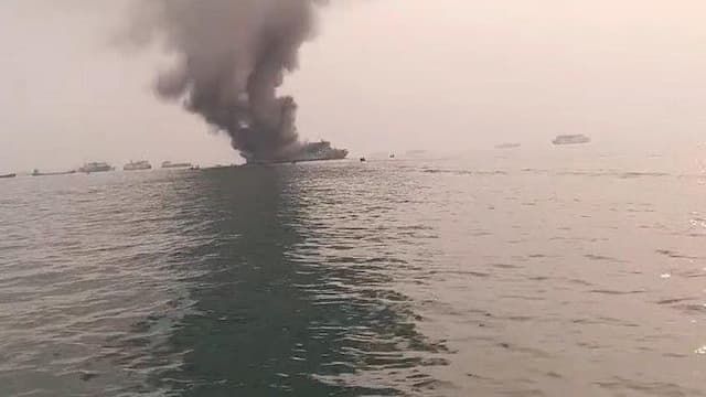 kmp_batumandi_terbakar_di_perairan_merak_penumpang_dievakuasi