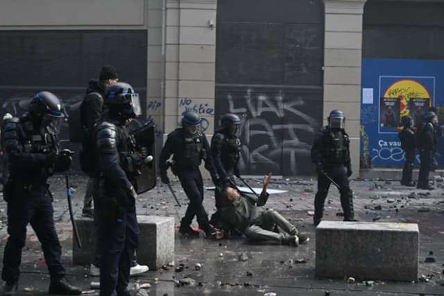 polisi_paris_berlakukan_jam_malam_usai_kerusuhan_2400_orang_ditangkap