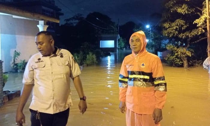 banjir_dan_puting_beliung_terjang_medan_sejumlah_rumah_tergenang_dan_atap_terbang