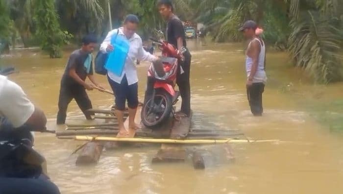 jalan_lintas_menuju_suka_bangun_tapteng_banjir_warga_sewakan_rakit