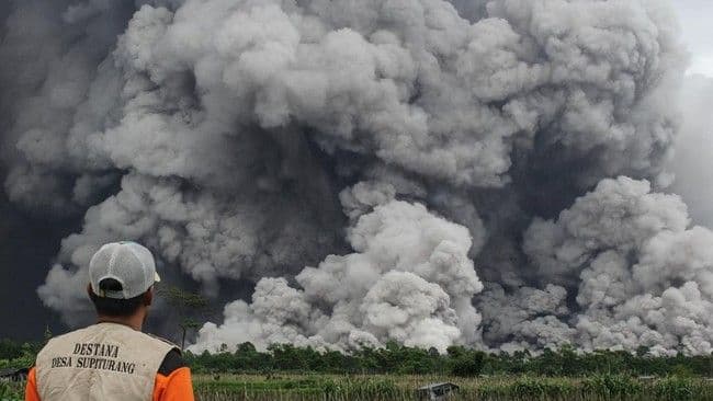 pemkab_lumajang_tetapkan_status_tanggap_darurat_usai_erupsi_dahsyat_gunung_semeru