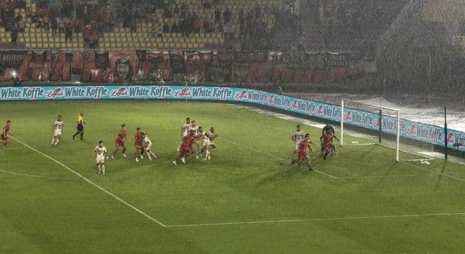 persik_kediri_ungguli_persija_10_di_babak_pertama_lewat_gol_tendangan_bebas_ezra_walian