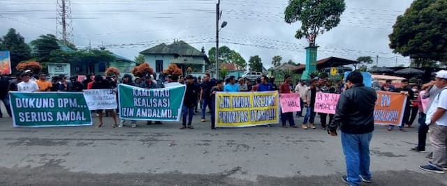 ratusan_masyarakat_unjuk_rasa_ke_dprd_dairi_tuntut_pt_dpm_hengkang