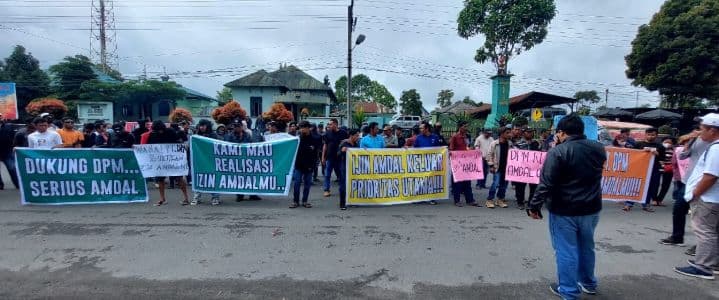 ratusan_masyarakat_unjuk_rasa_ke_dprd_dairi_tuntut_pt_dpm_hengkang