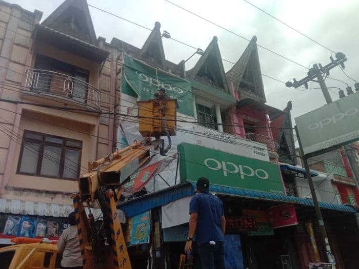 tidak_taat_pajak_bappenda_toba_tertibkan_papan_reklame_dan_billboard_di_porsea