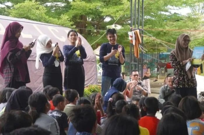 bbgtk_sumut_berikan_trauma_healing_bagi_anak_pengungsi_banjir_di_langkat