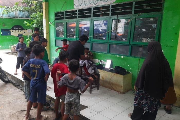 man_1_langkat_hadirkan_pangkas_rambut_gratis_untuk_pengungsi_banjir