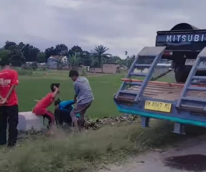 mobil_bawa_pisang_terjun_ke_sawah_di_jalan_arteri_bandara_kualanamu