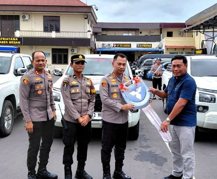 pemkab_deli_serdang_berikan_tiga_mobil_operasional_kepada_polrestabes_medan