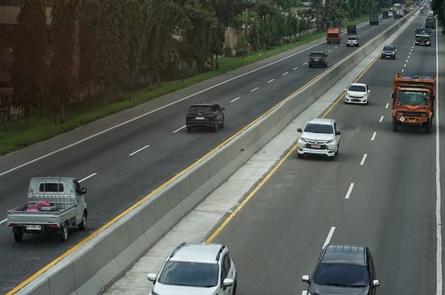 volume_kendaraan_di_tol_belmera_mktt_naik_jelang_libur_nataru_20252026