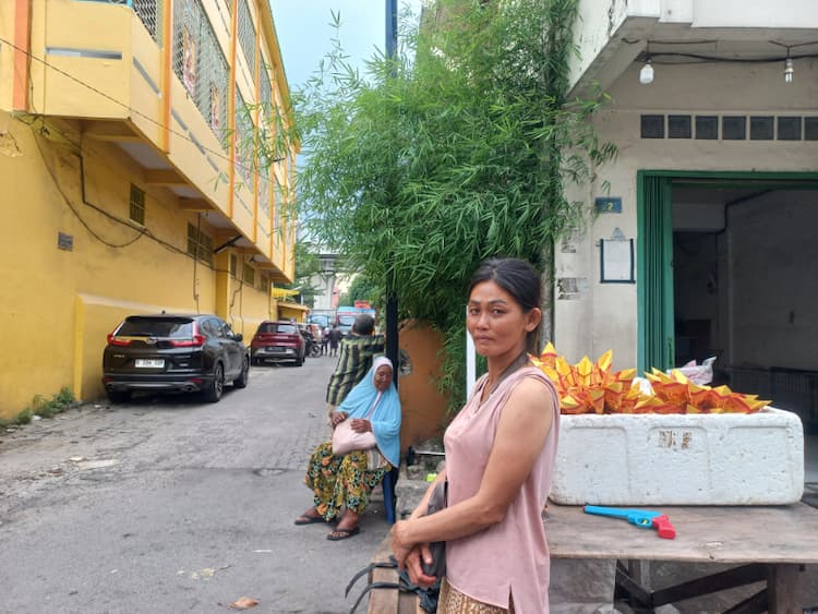 jelang_imlek_pedagang_dupa_di_depan_vihara_setia_budi_alami_peningkatan_penjualan